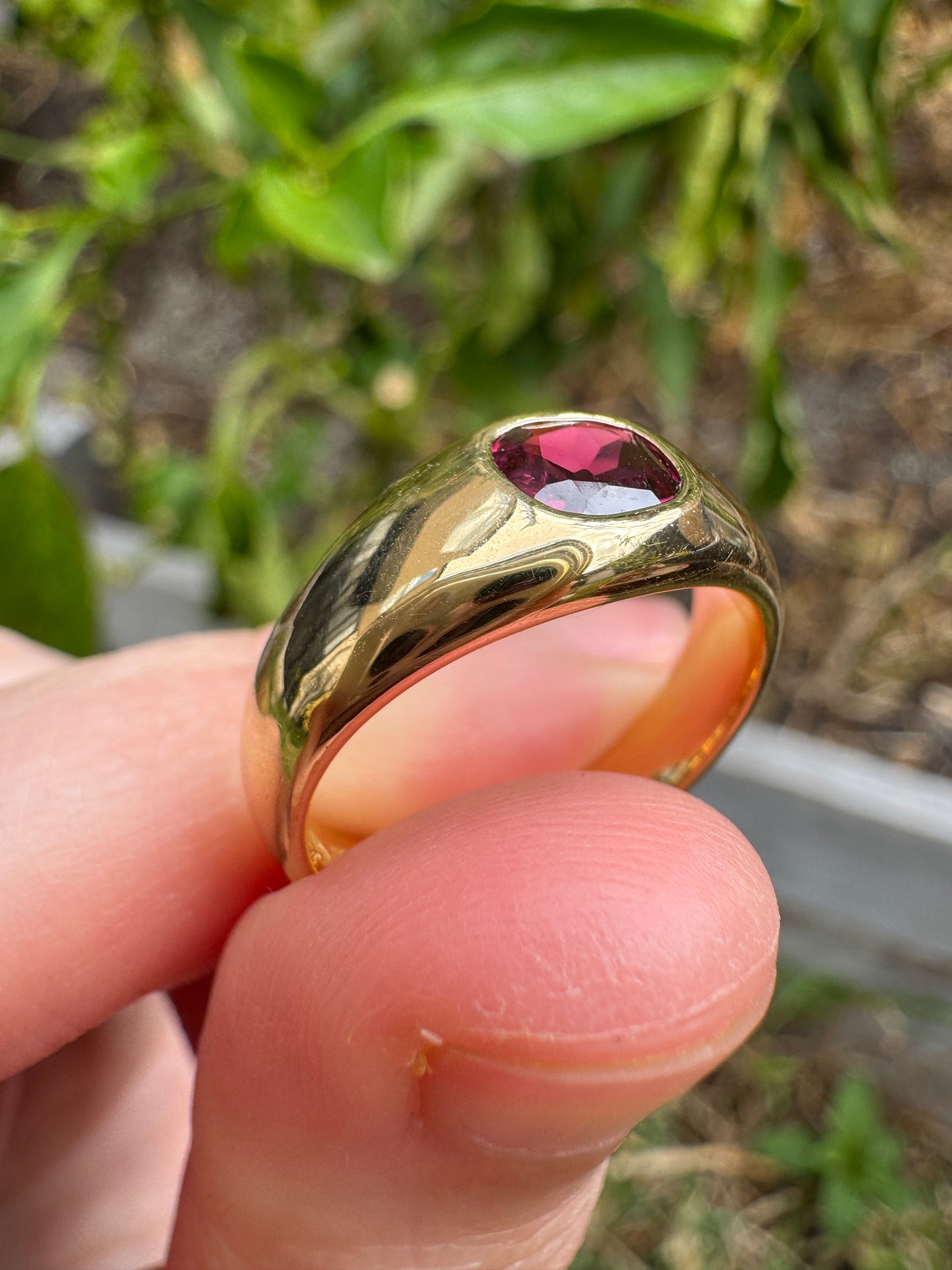 Antique English Edwardian 18ct yellow gold 0.76ct old cushion cut garnet gypsy ring