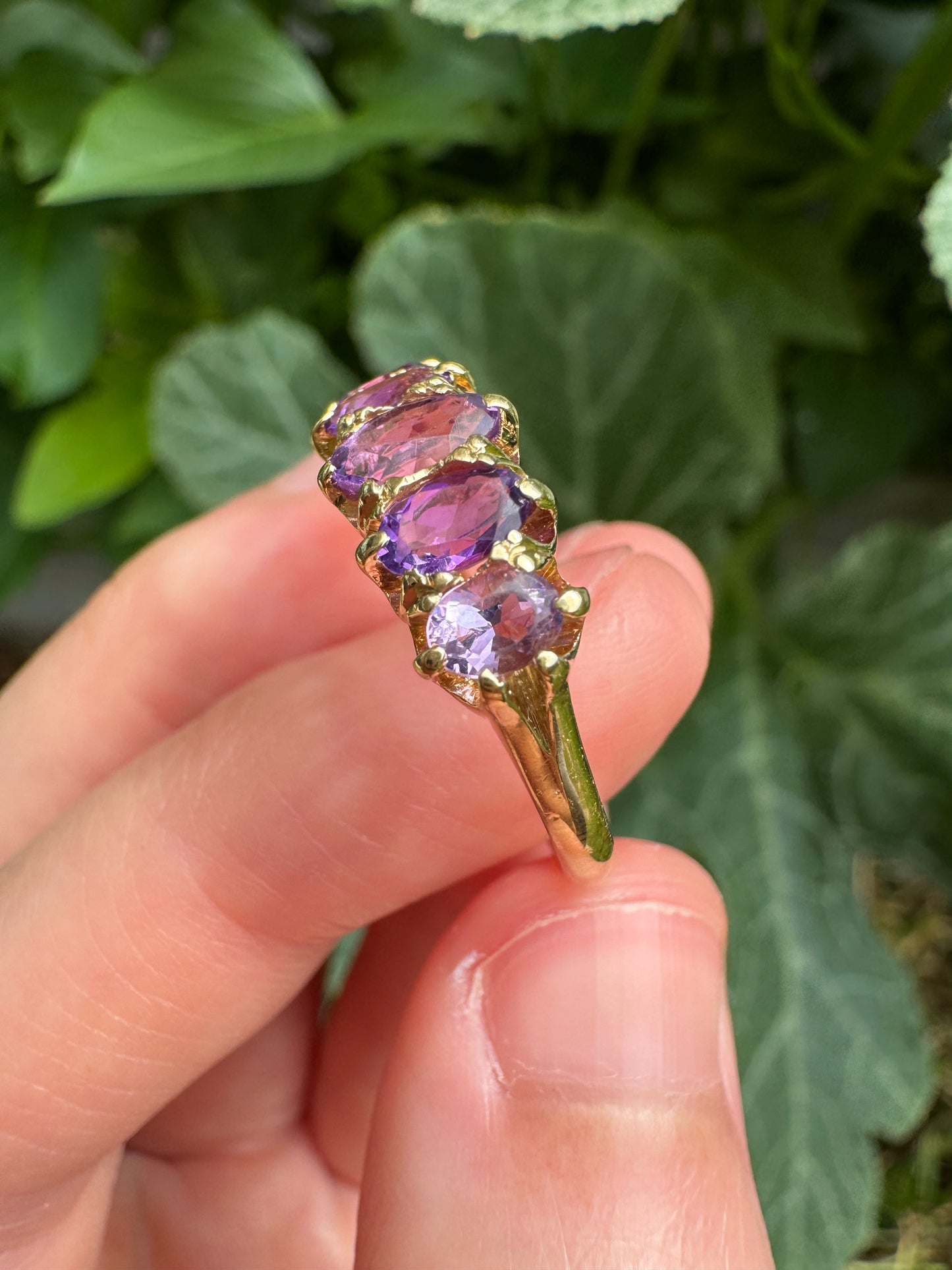 Vintage 18ct yellow gold five stone 1.31ct TCW amethyst ring