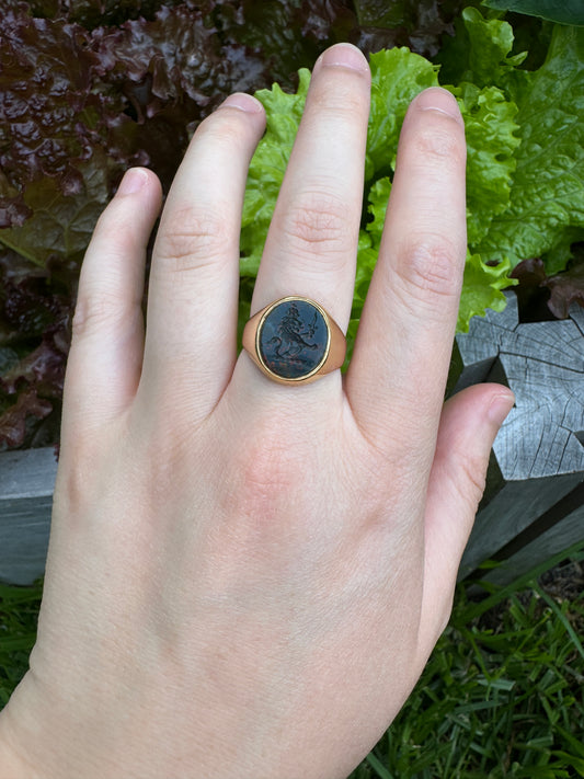 Vintage 18ct yellow gold bloodstone lion intaglio signet