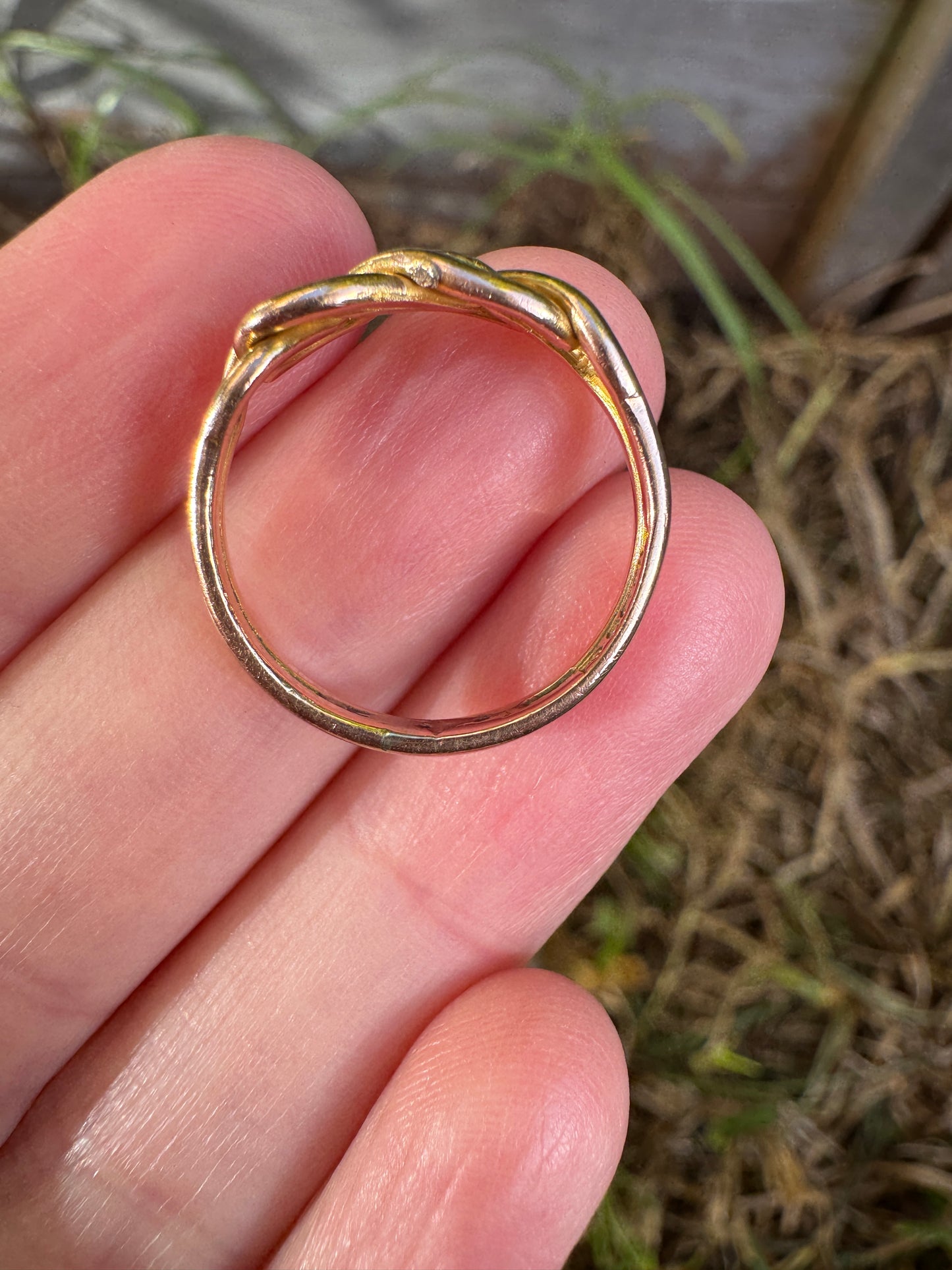 Antique Edwardian 9ct rosy yellow gold knot ring