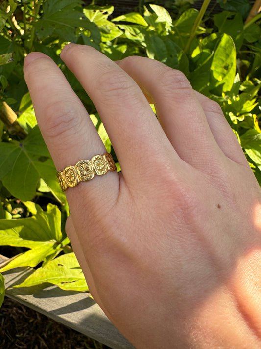 Vintage 18ct yellow gold scalloped star patterned band