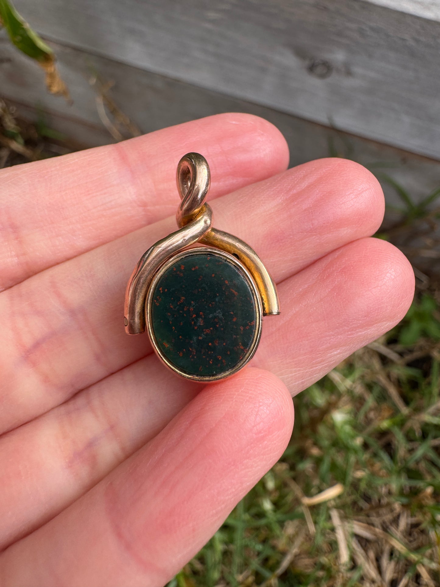 Antique 10ct rosy yellow gold bloodstone and sardonyx spinner pendant