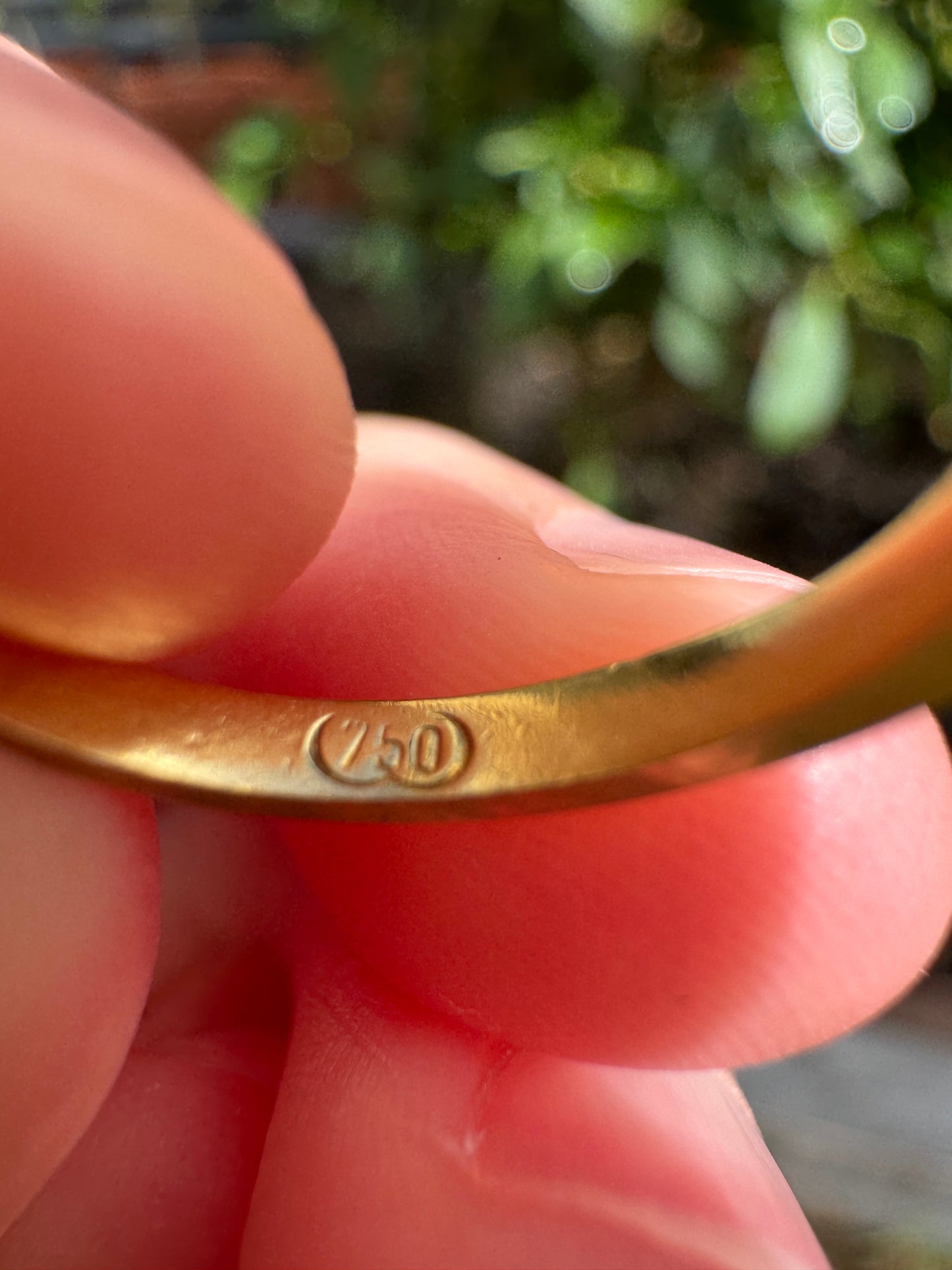 Vintage 18ct yellow gold curved band