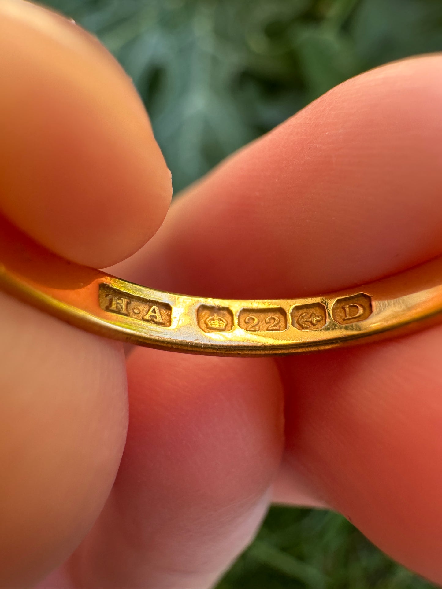 Vintage 22ct yellow gold band, 2.5mm wide
