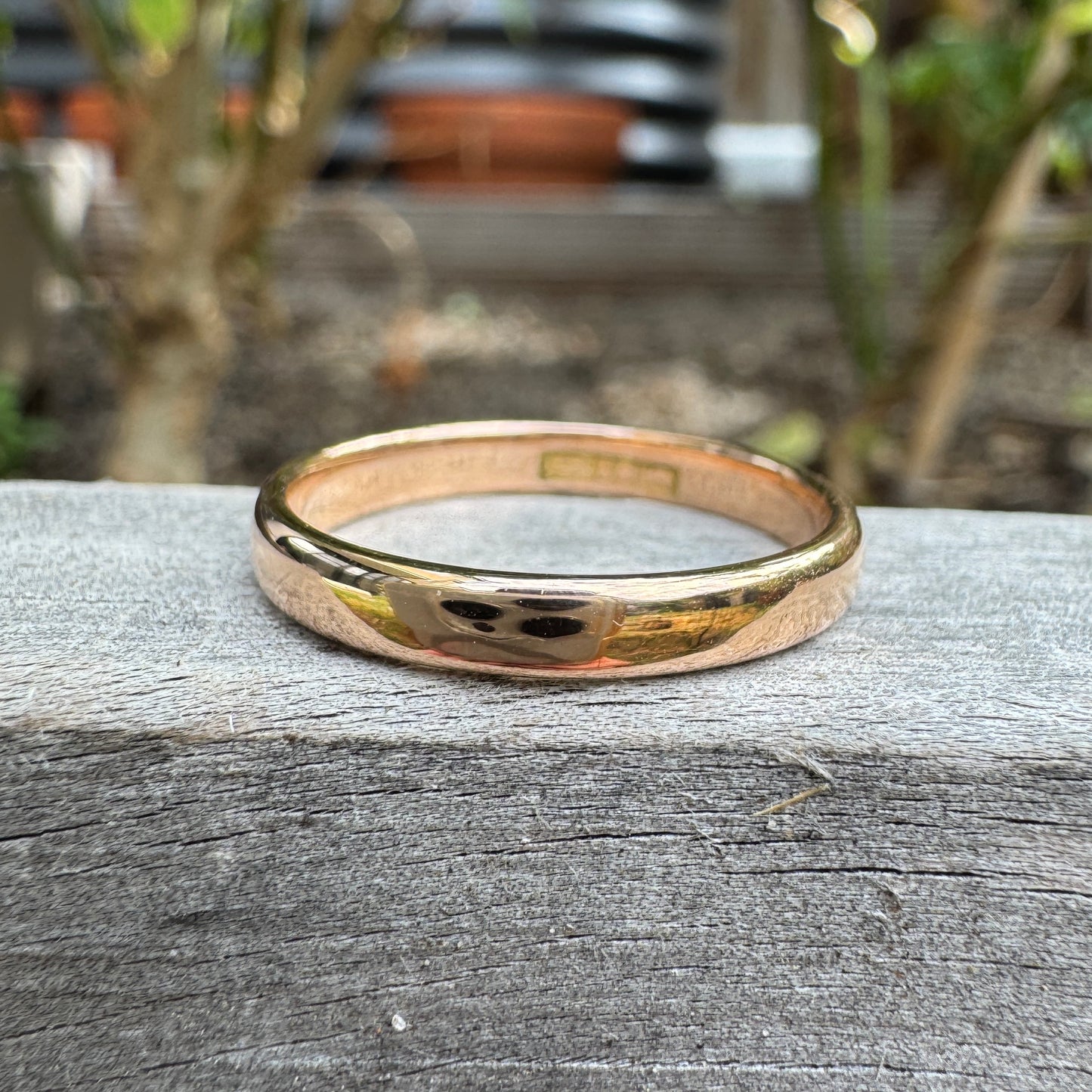 Antique Australian 15ct rosy yellow gold band, 3mm wide