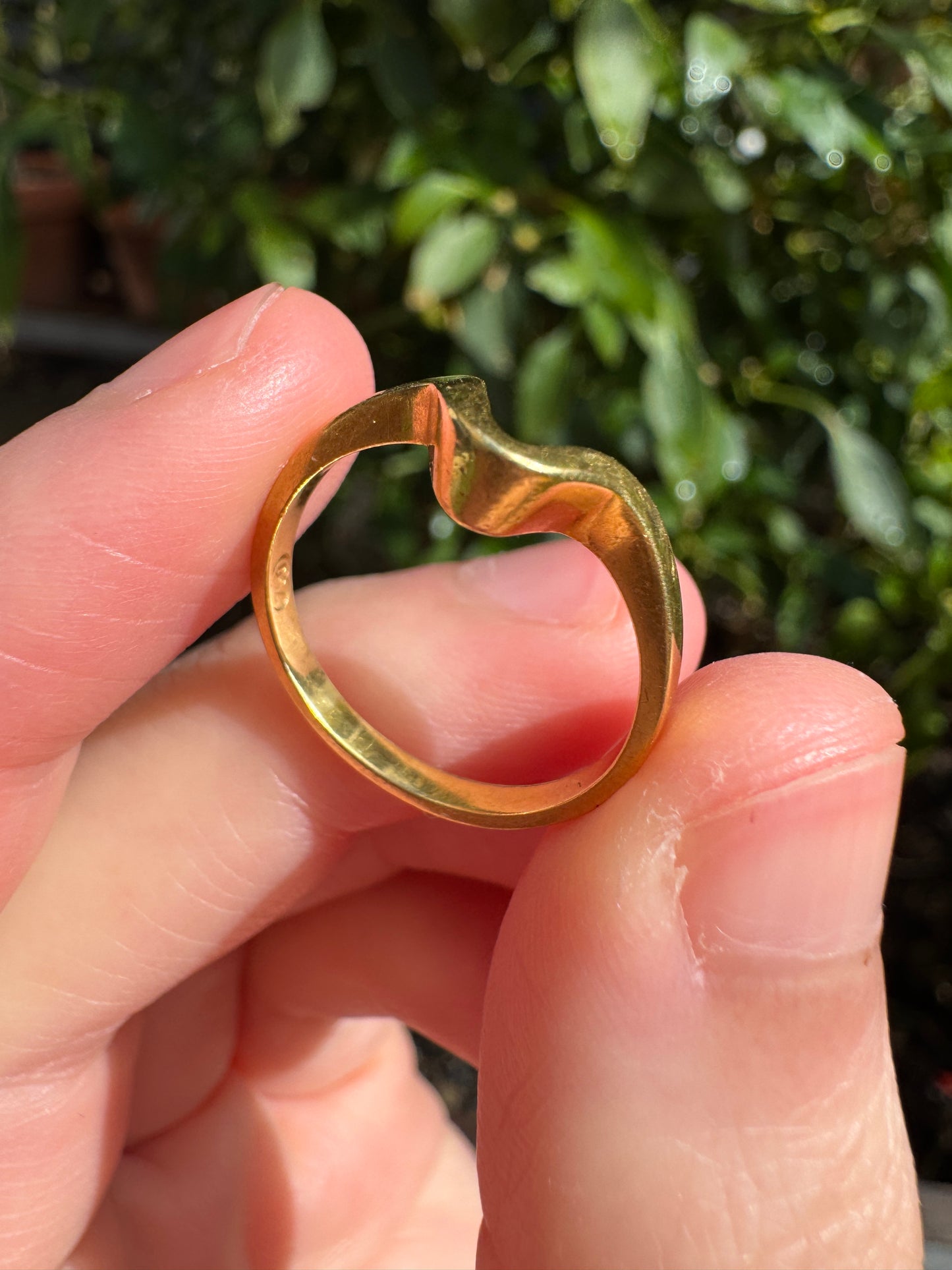 Vintage 18ct yellow gold curved band