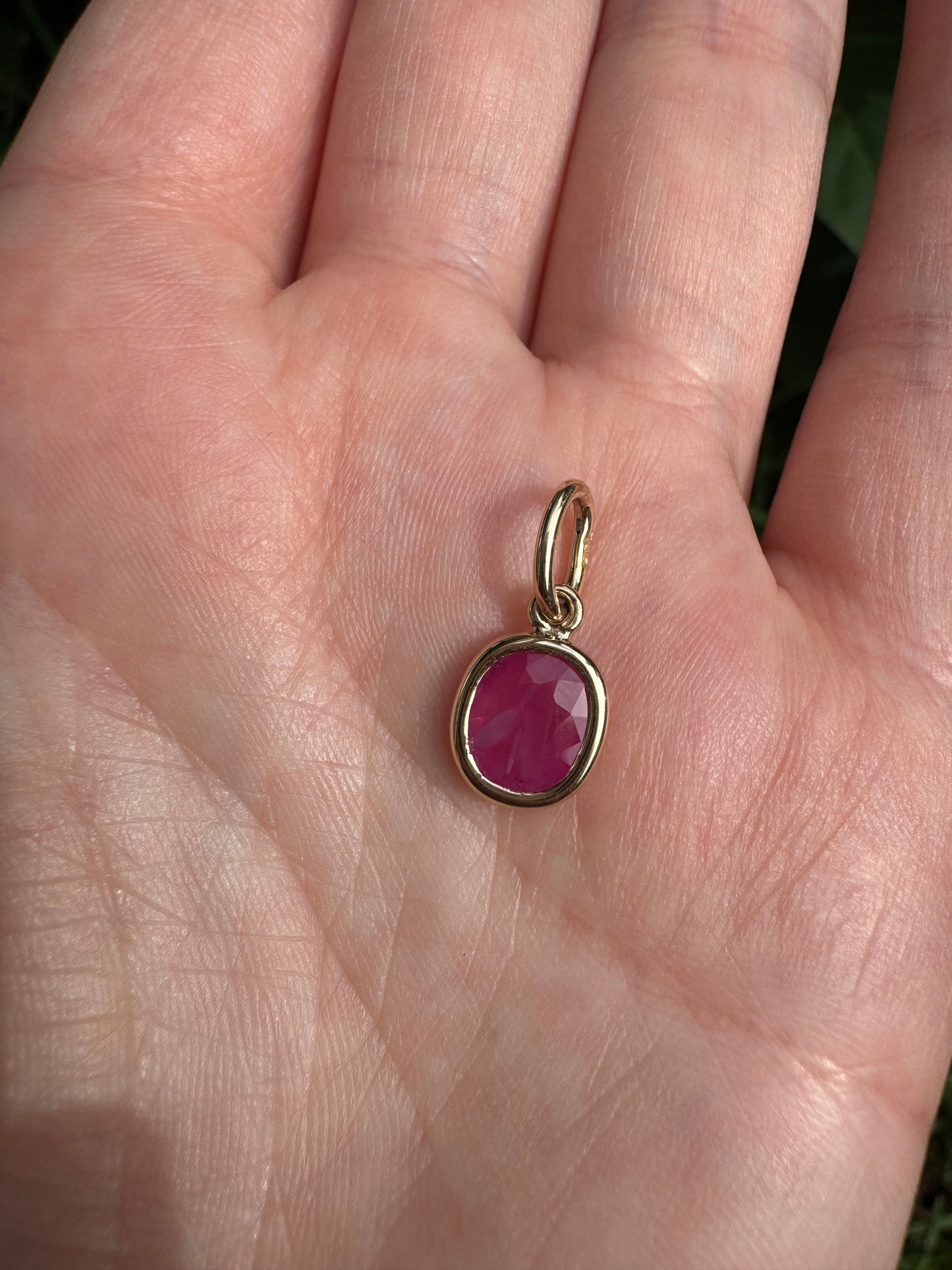 Custom handmade 9ct yellow gold 1.31ct oval cut pink sapphire bezel set pendant