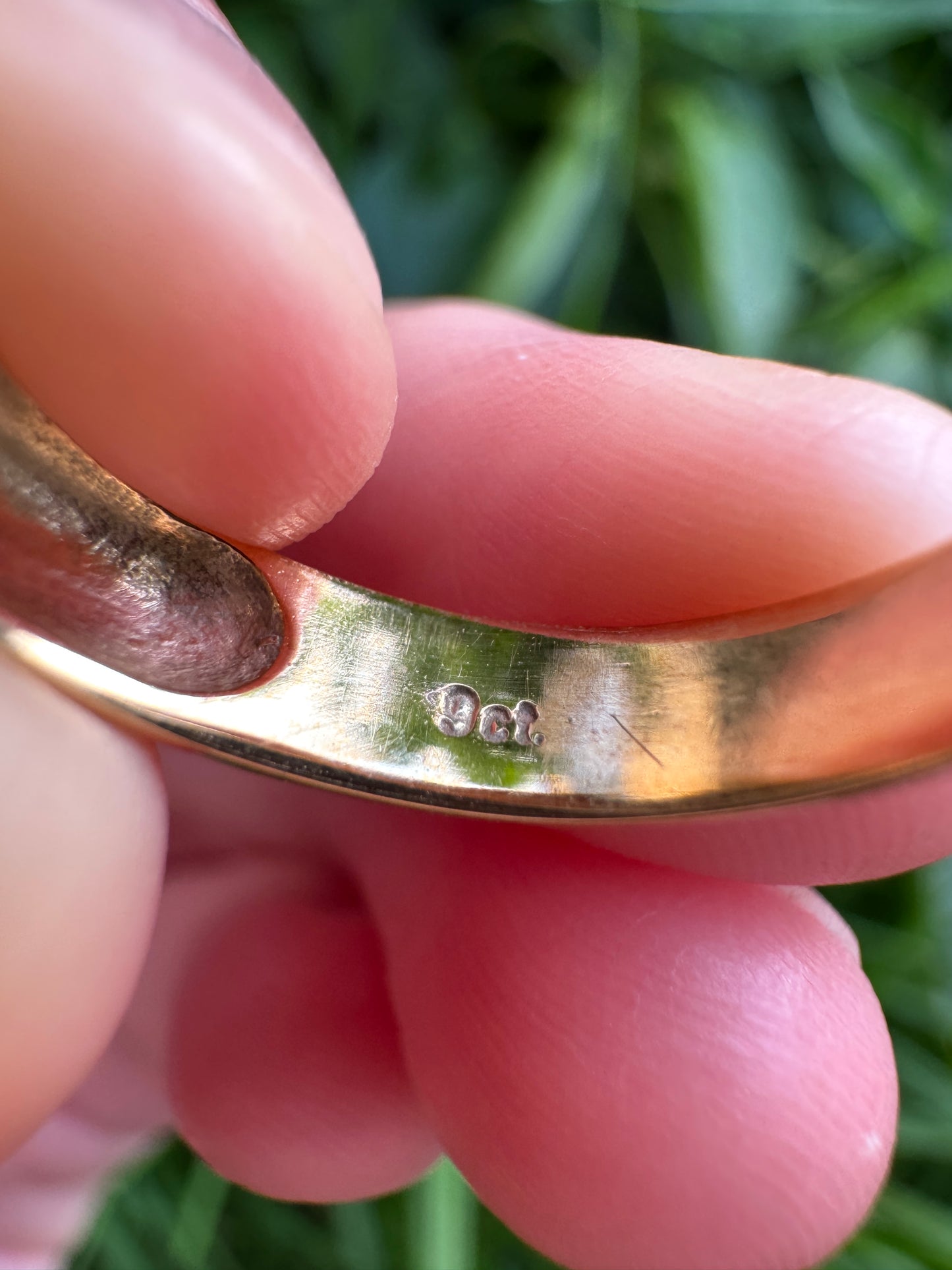 Vintage 9ct yellow gold 0.16ct cushion cut diamond gypsy ring