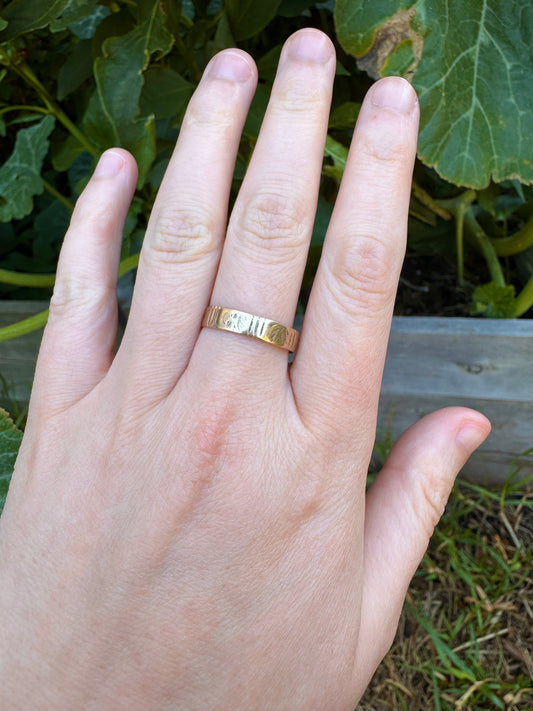 Antique Australian 12ct rosy yellow gold foliate pattern engraved band