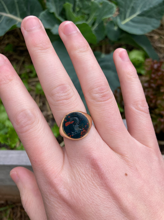 Vintage 9ct yellow gold bloodstone intaglio signet ring