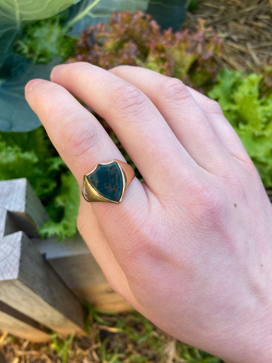 Antique Victorian 15ct yellow gold shield shaped bloodstone signet ring