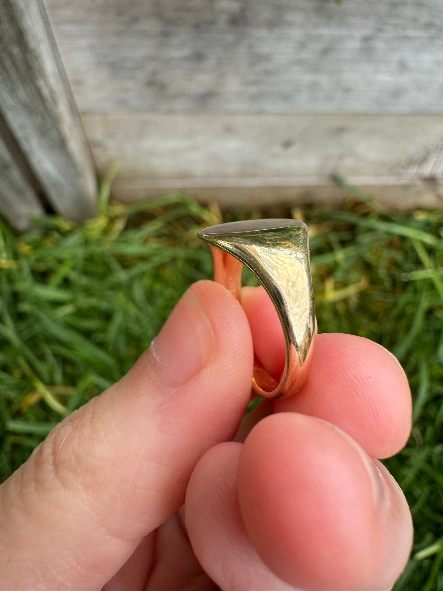 Vintage 9ct yellow gold round signet ring