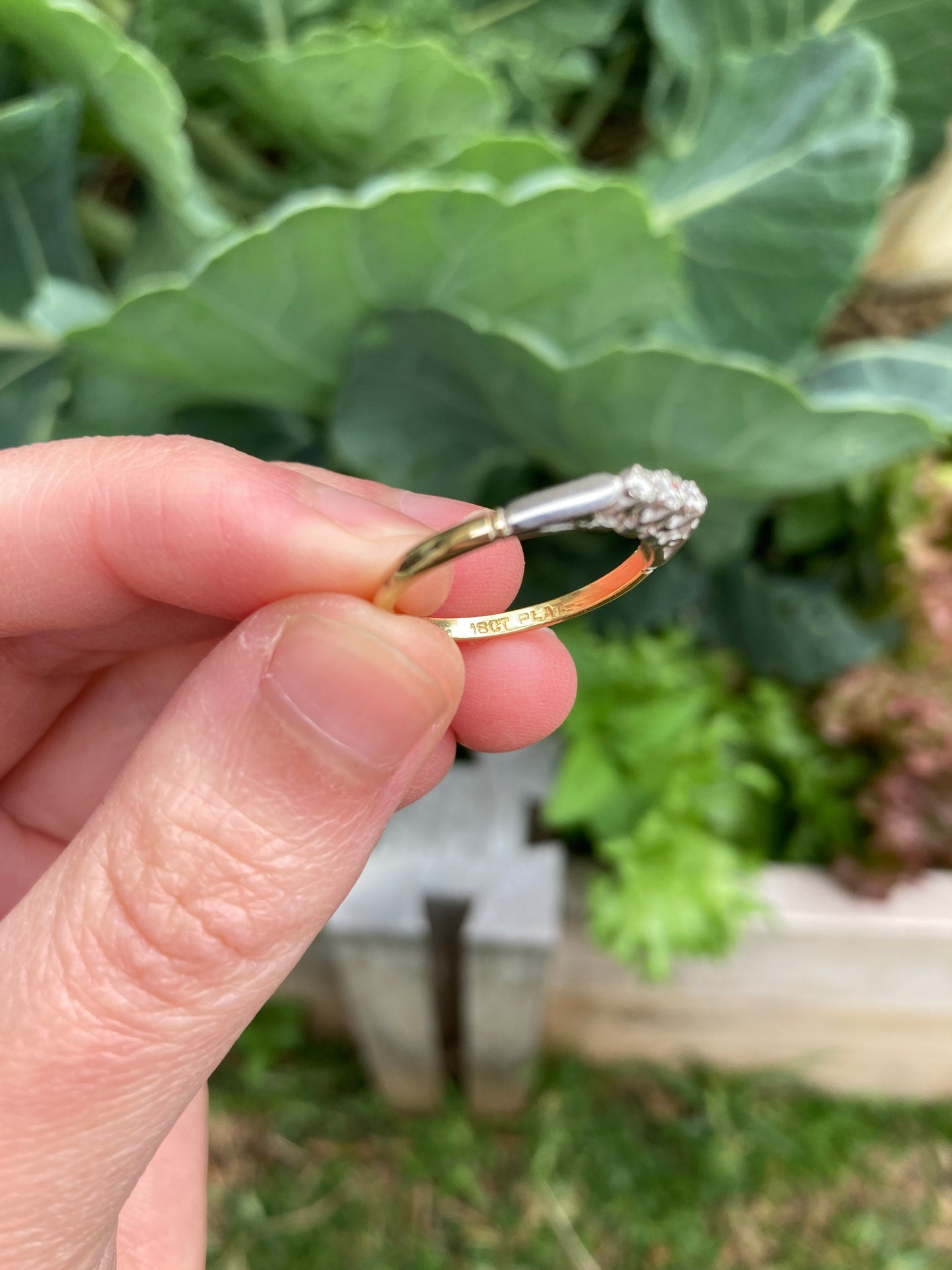 Vintage 18ct yellow gold and platinum three stone diamond stacking ring