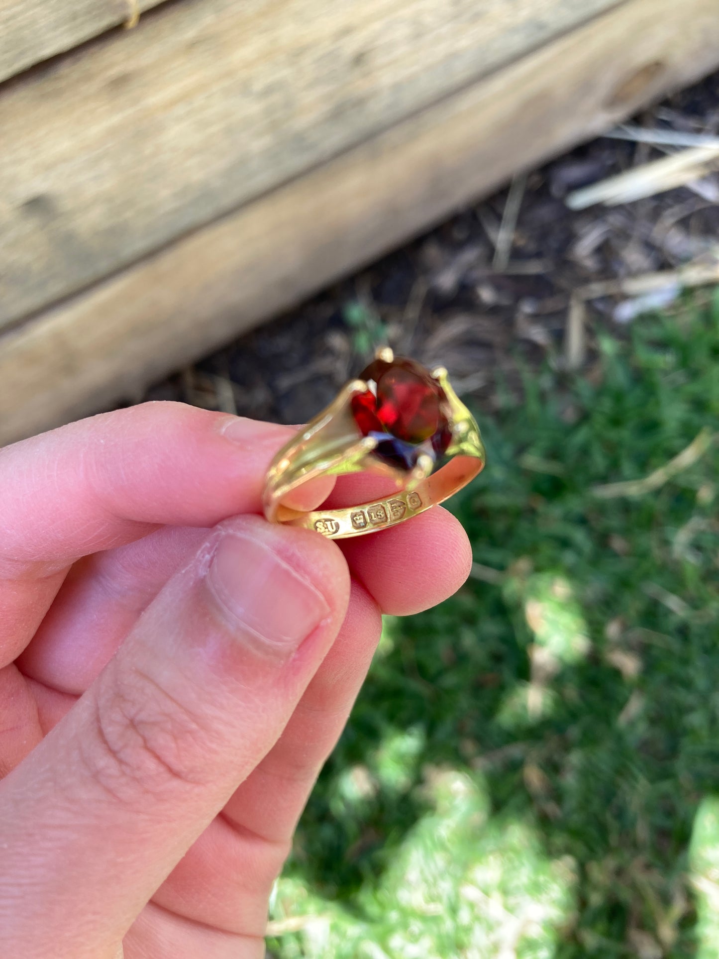 Antique 18ct yellow gold faceted garnet solitaire ring