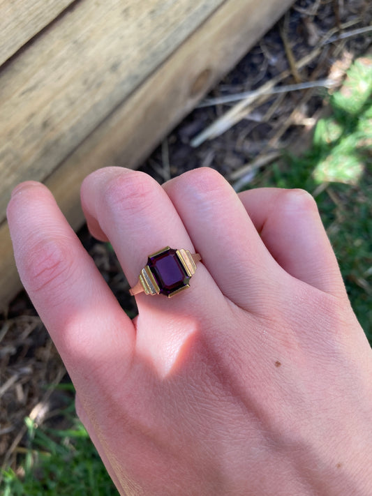 Vintage Art Deco style 9ct yellow gold faceted purple paste ring