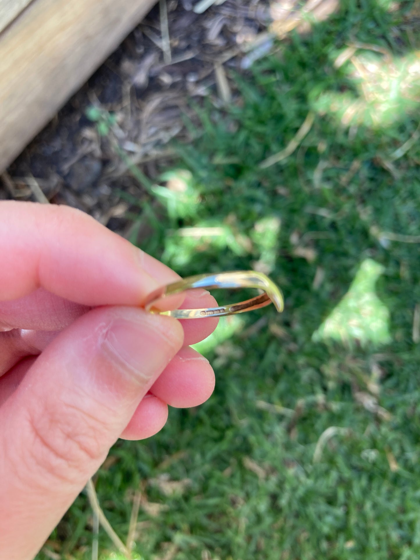 Vintage 9ct yellow gold chevron ring, size Q.5/8.75