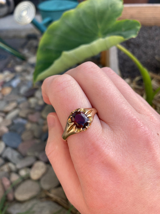 Vintage 9ct yellow gold faceted garnet belcher ring