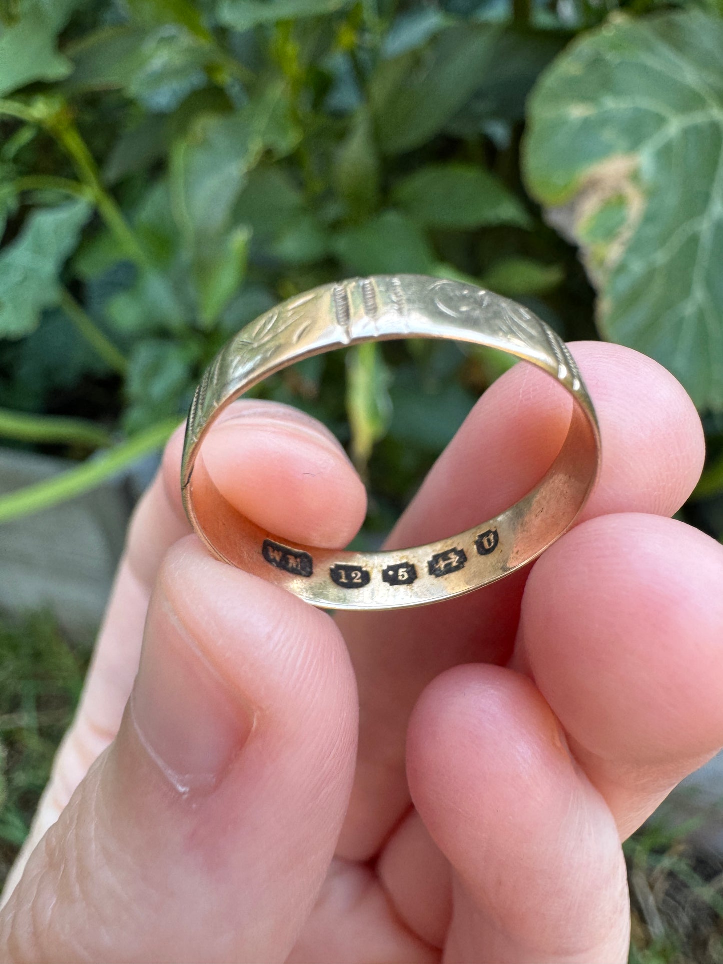 Antique Australian 12ct rosy yellow gold foliate pattern engraved band