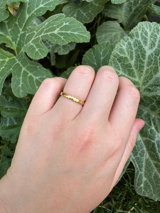 Vintage 18ct yellow gold scalloped band, 2mm wide