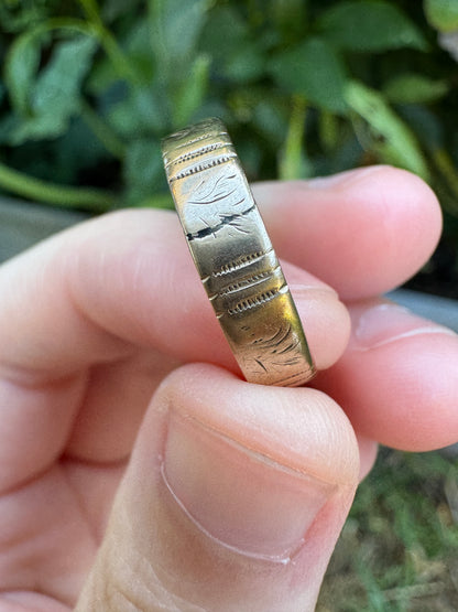 Antique Australian 12ct rosy yellow gold foliate pattern engraved band