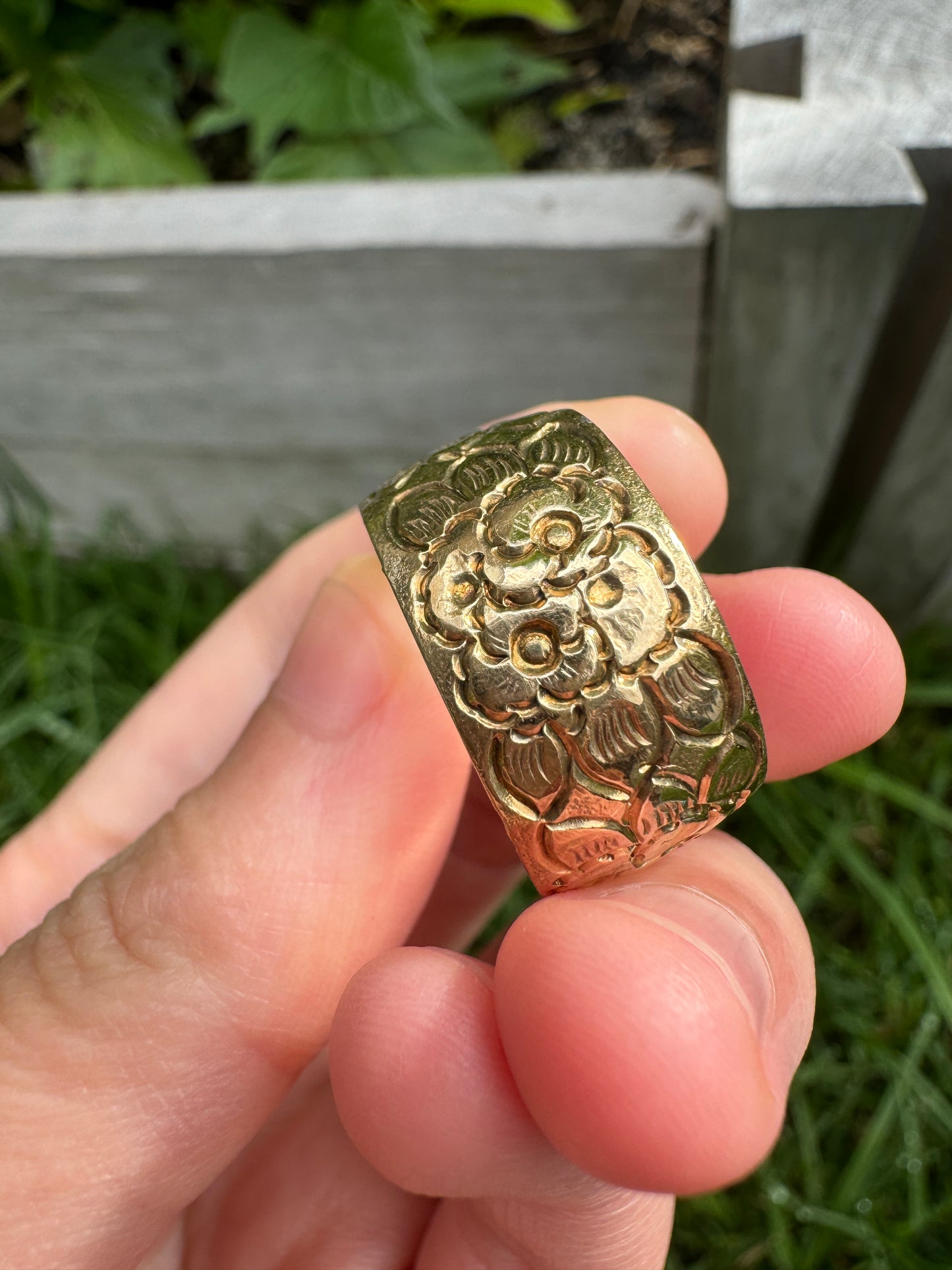 Vintage 9ct rosy yellow gold floral cigar band, 10.5mm wide