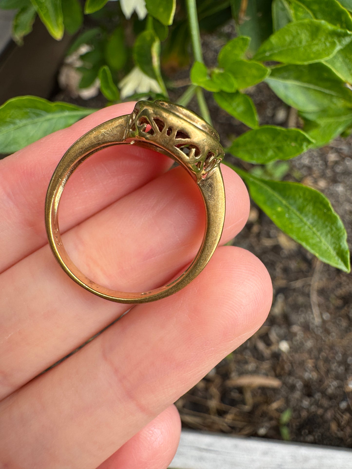 Vintage 9ct yellow gold 2.2ct garnet bezel set ring