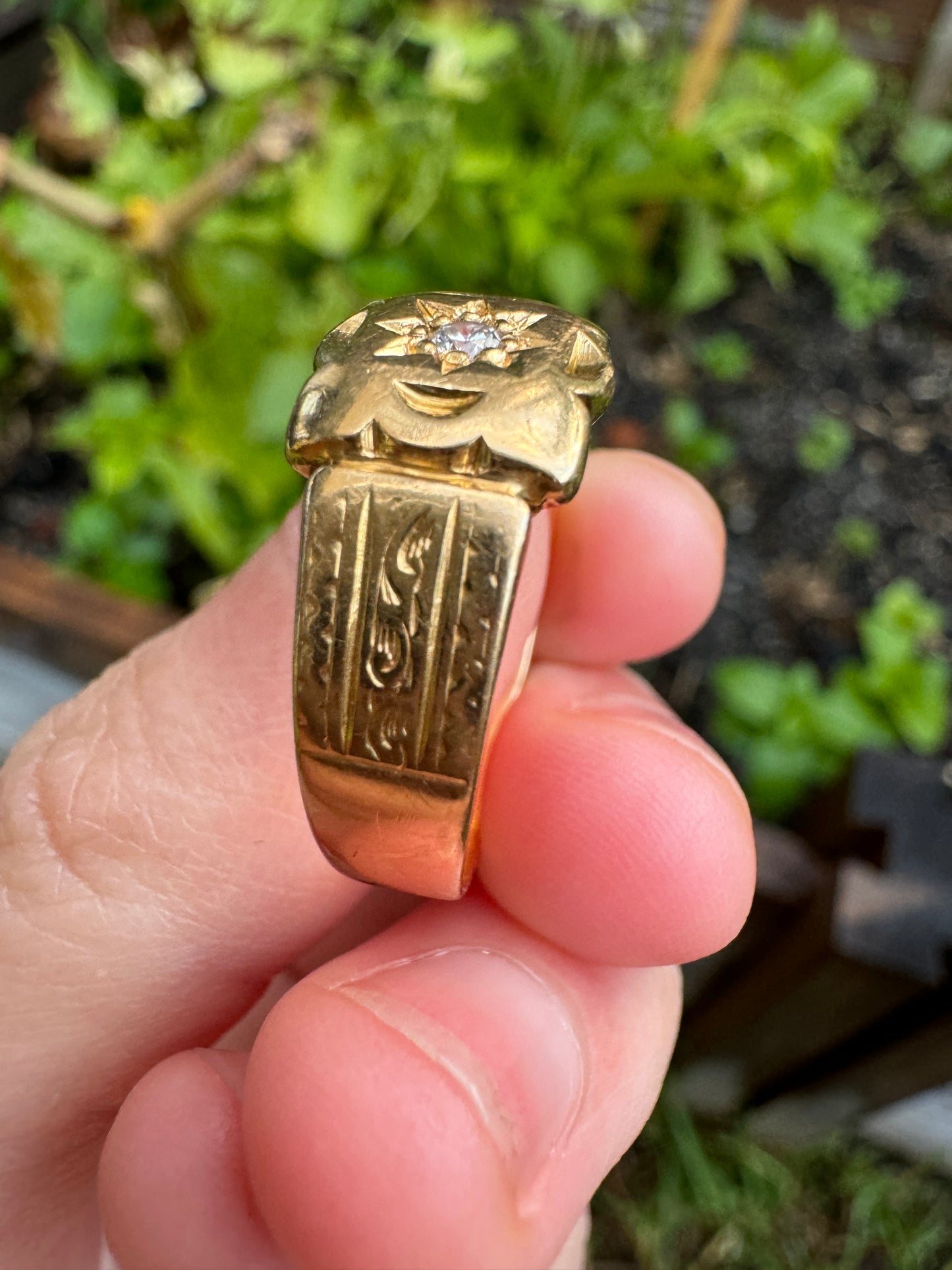 Vintage 18ct yellow gold diamond scalloped gypsy ring