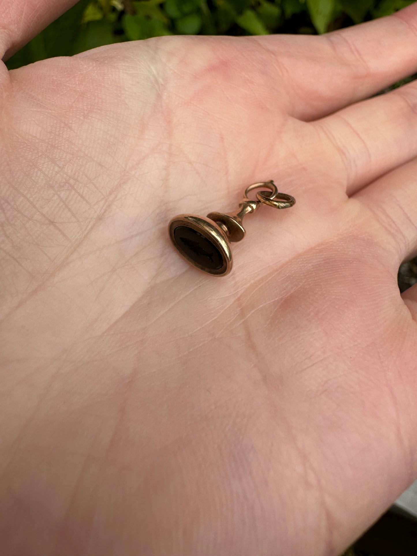 Vintage 9ct rosy yellow gold onyx fish intaglio seal charm