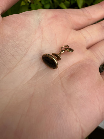Vintage 9ct rosy yellow gold onyx fish intaglio seal charm