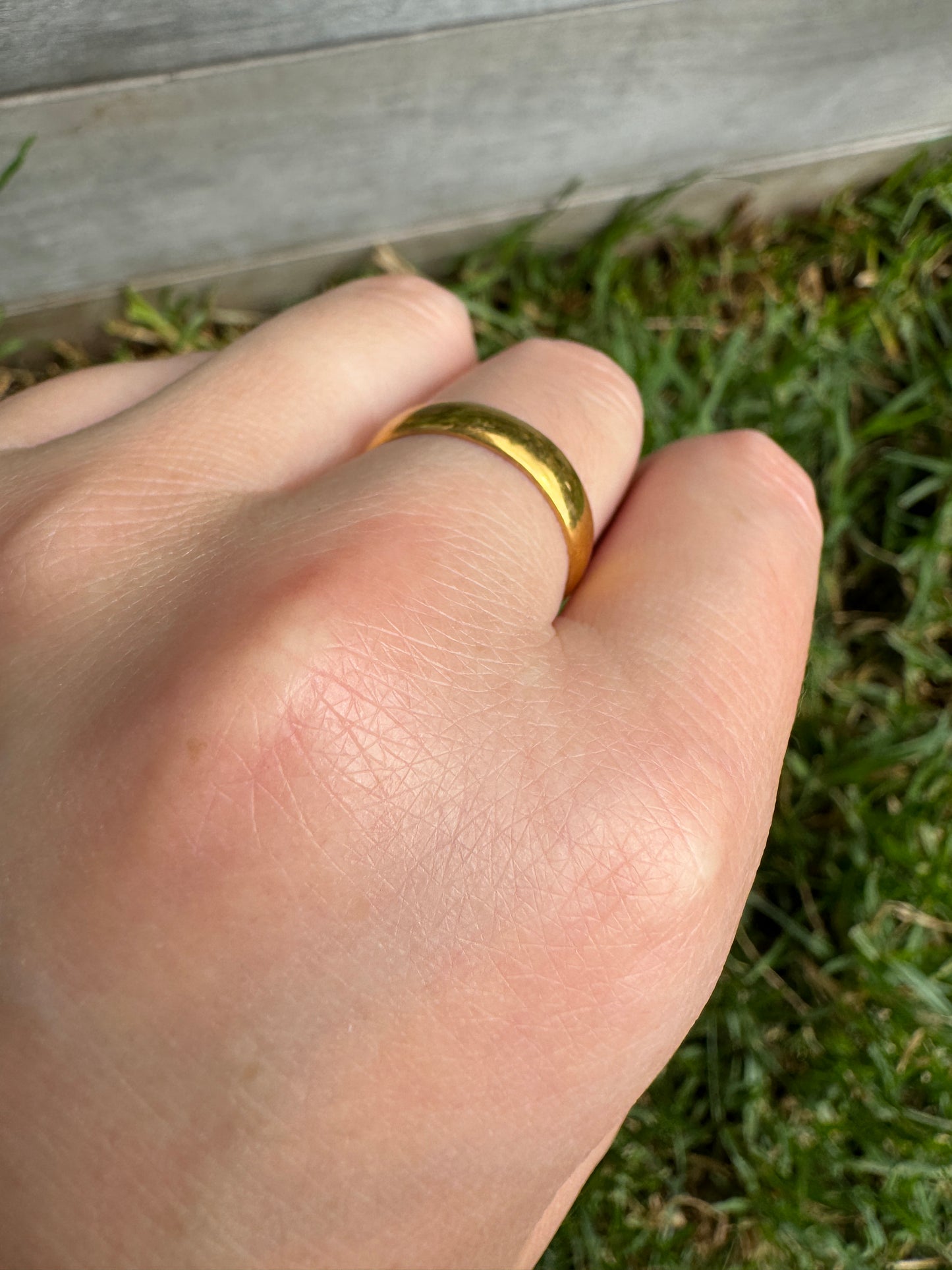 Antique Edwardian 22ct yellow gold band, 3.5mm wide