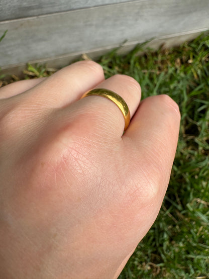 Antique Edwardian 22ct yellow gold band, 3.5mm wide