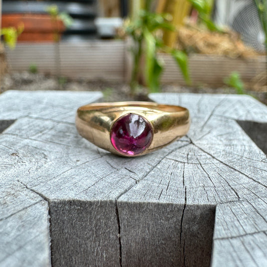 Vintage 14ct yellow gold garnet sugarloaf cabochon ring