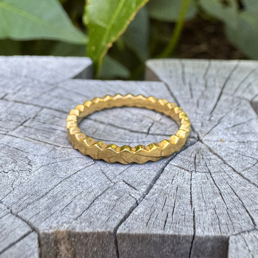 Vintage 18ct yellow gold scalloped band, 2mm wide