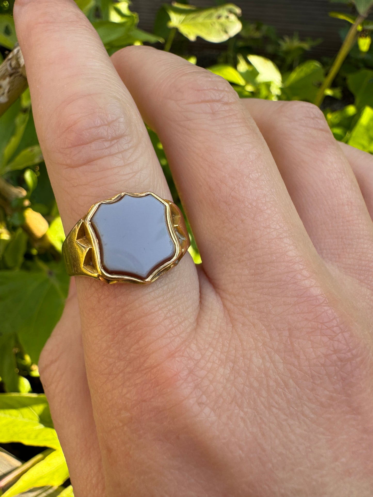 Antique 18ct yellow gold sardonyx shield signet ring