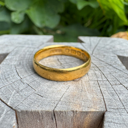 Antique Edwardian 22ct yellow gold band, 3.5mm wide