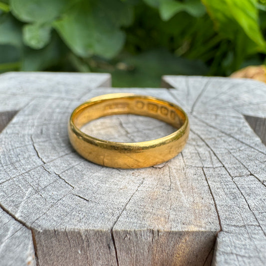 Antique Edwardian 22ct yellow gold band, 3.5mm wide