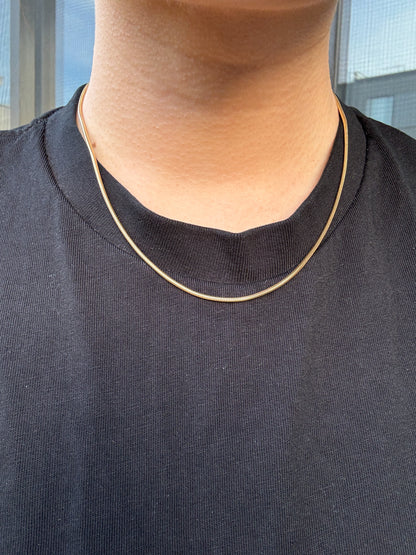 Vintage 9ct yellow gold 2mm wide snake chain, 44cm / 17.3 inches long