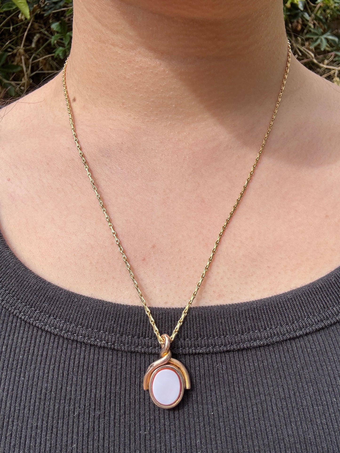 Antique 10ct rosy yellow gold bloodstone and sardonyx spinner pendant
