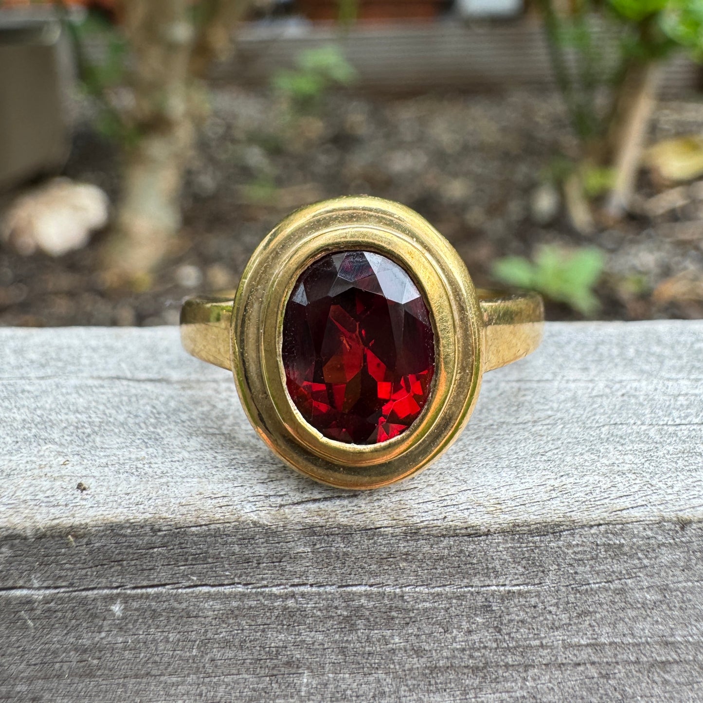 Vintage 9ct yellow gold 2.2ct garnet bezel set ring