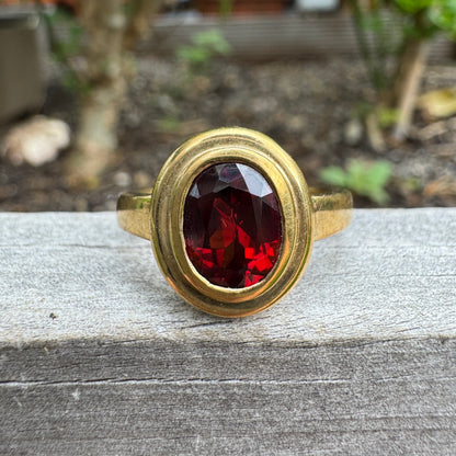 Vintage 9ct yellow gold 2.2ct garnet bezel set ring