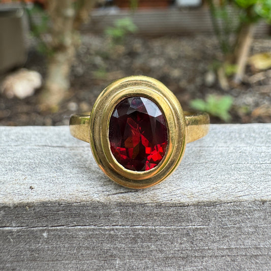 Vintage 9ct yellow gold 2.2ct garnet bezel set ring