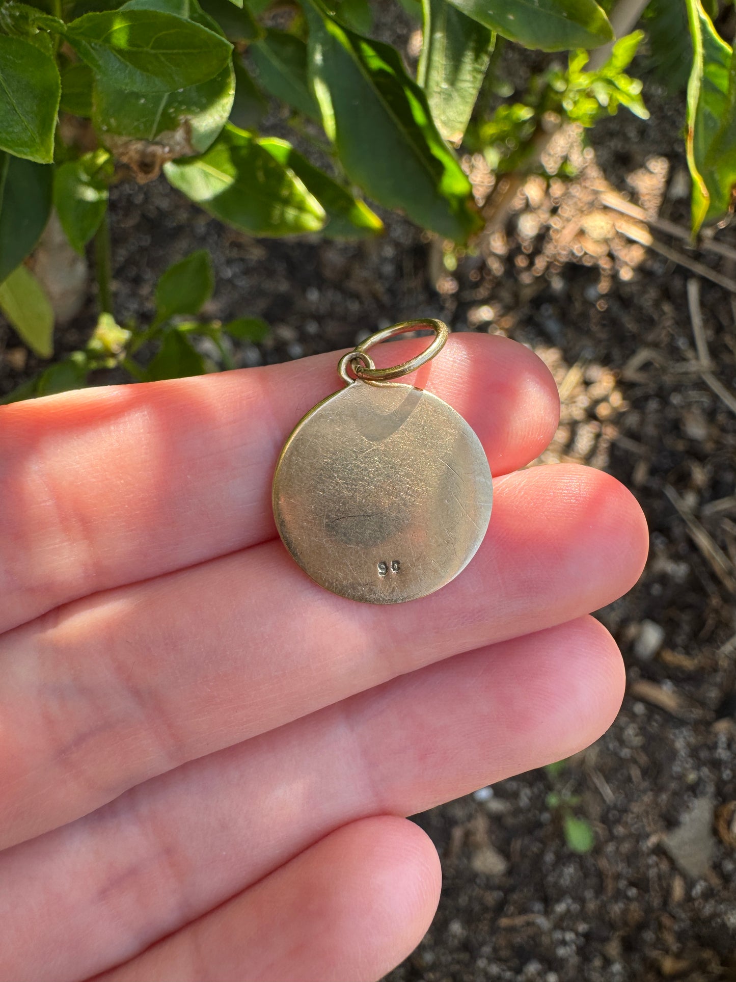 Vintage 9ct yellow gold 'allergic to crustaceans' disc pendant