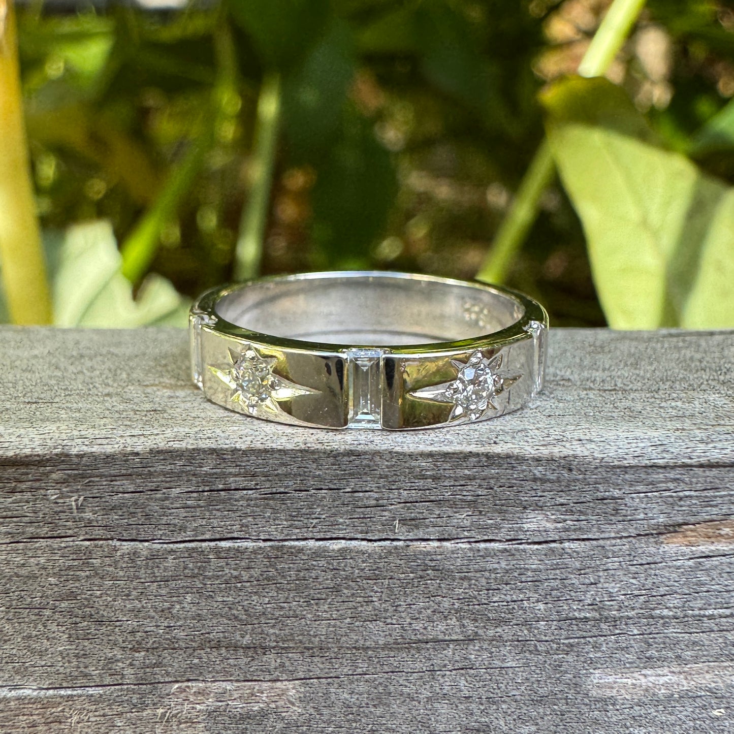 Vintage 18ct white gold 0.17ct TCW round brilliant and baguette cut diamond gypsy ring
