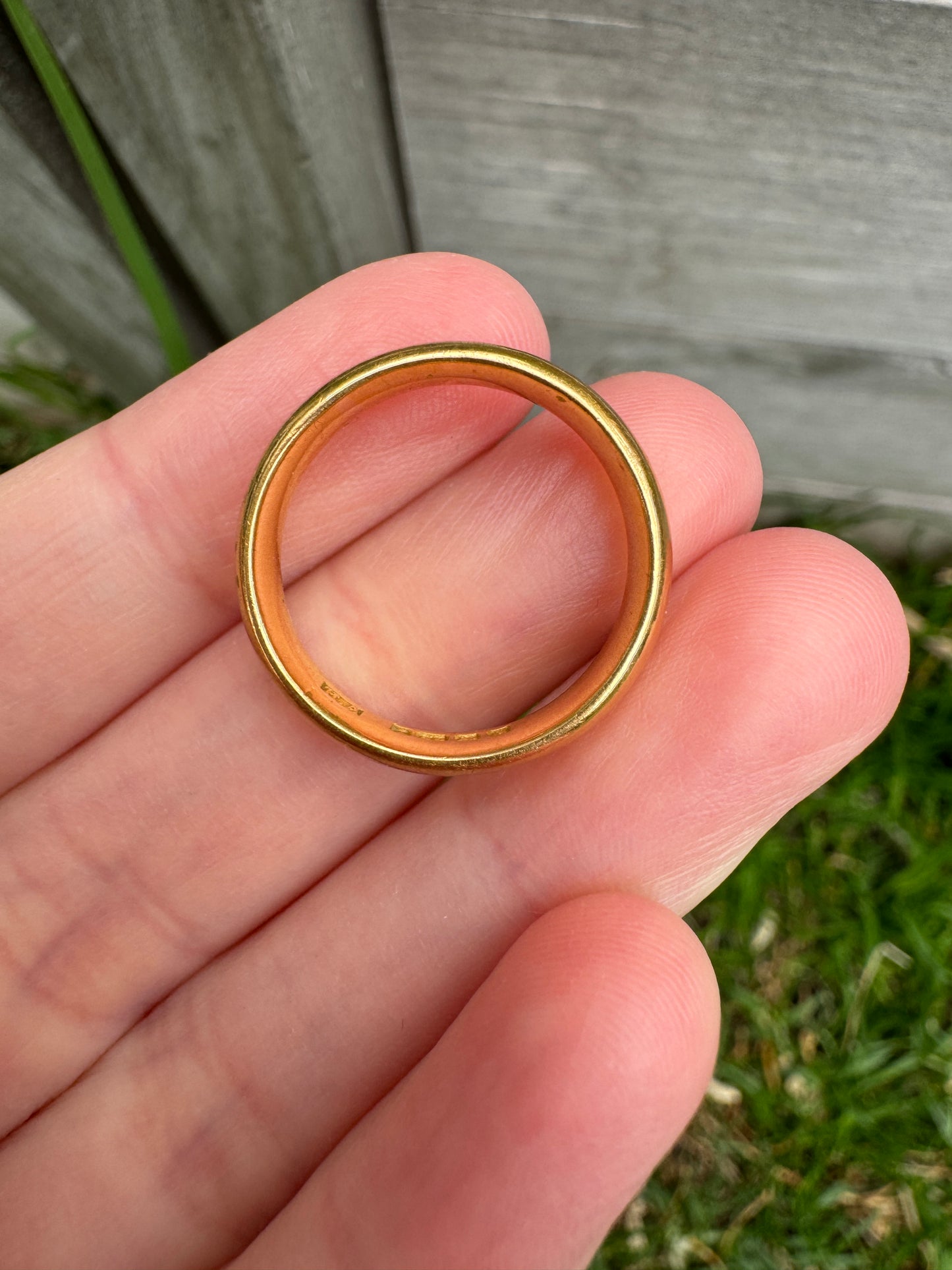 Vintage 22ct yellow gold band, 4mm wide