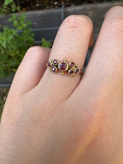 Vintage 18ct yellow gold seven stone 0.4ct TCW natural ruby ring