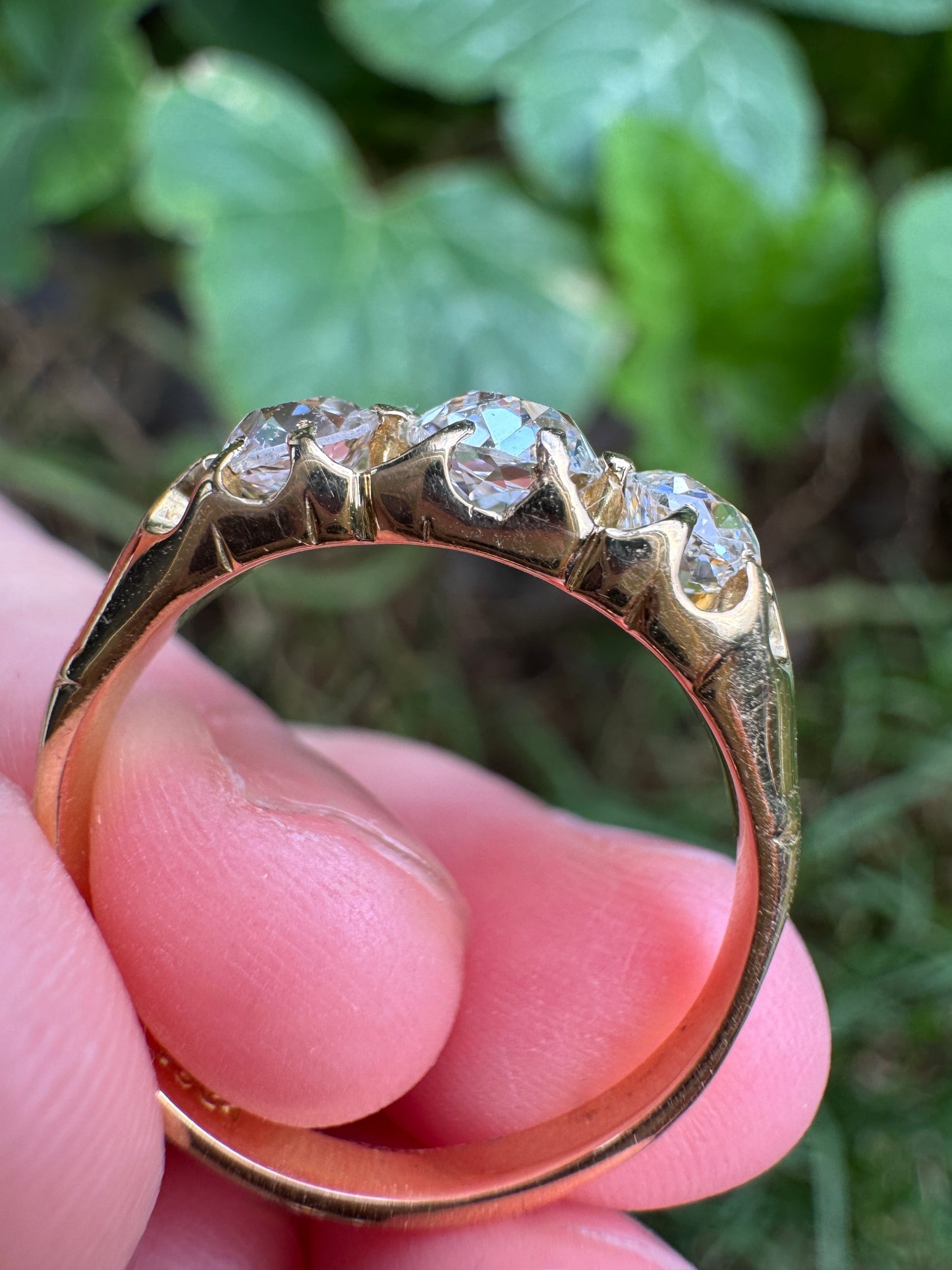 Antique 18ct yellow gold three stone 1.07ct TCW old mine cut diamond belcher ring