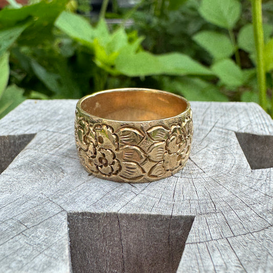 Vintage 9ct rosy yellow gold floral cigar band, 10.5mm wide