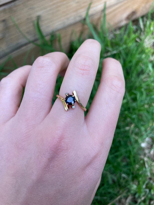 Vintage 14ct yellow gold sapphire and diamond crossover ring
