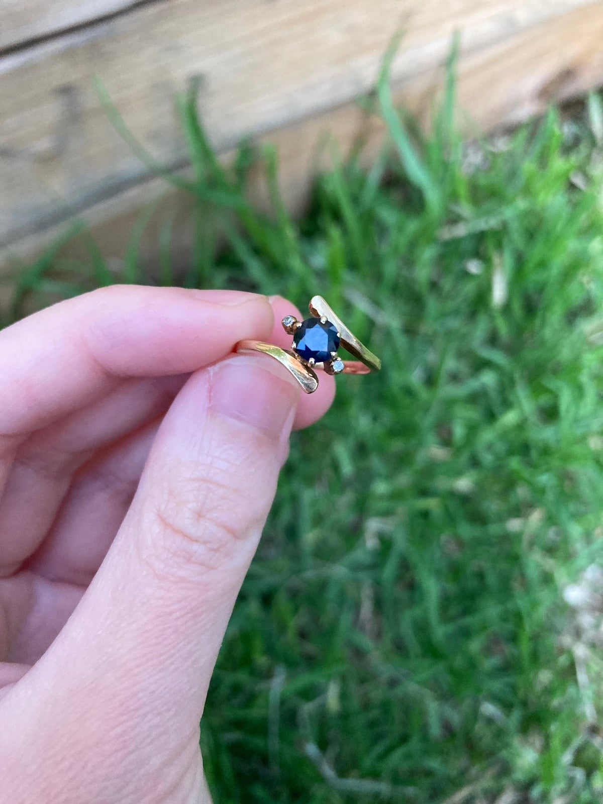 Vintage 14ct yellow gold sapphire and diamond crossover ring