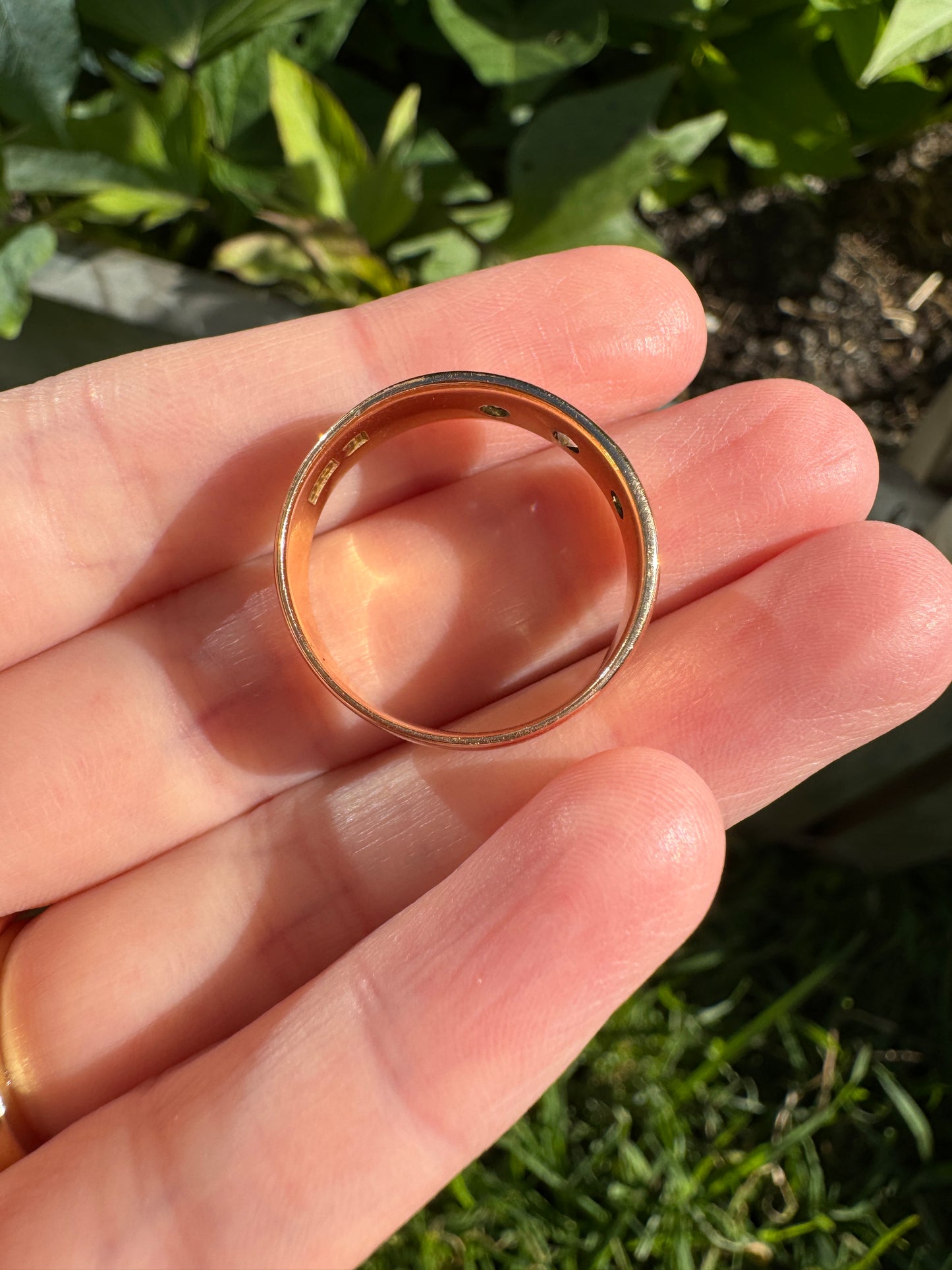 Vintage 18ct rosy yellow gold three stone old mine cut diamond gypsy ring